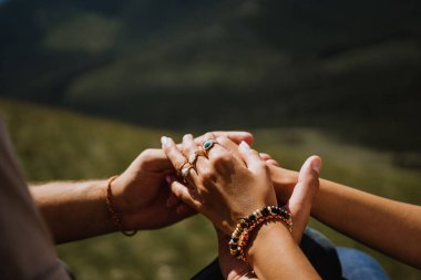 Erkek ve kadın el ele tutuşuyor, yakın plan, doğa, açık hava, sarılma, şefkat.