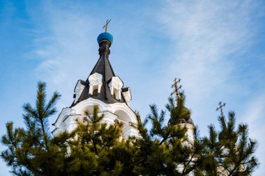 Beyaz, güzel Ortodoks Kilisesi kış zamanı yapım aşamasında. Mavi gökyüzünün karlı manzarası ve altın kubbeleri olan Hristiyan kilisesi.