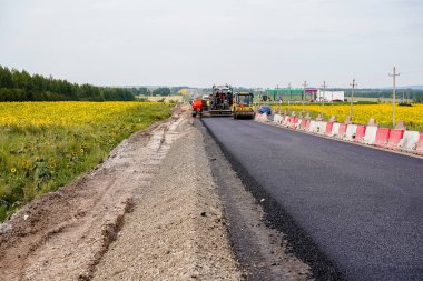 Yeni asfalt döşeme, yol onarımı, otoyollar, yol çalışmaları, çakıl taşları, koruyucu çitler, işaretleme, uzaklığa gitmek, eski ve yeni insanlar olmadan.
