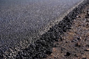 Yapılan işin kalitesi, siyah asfalt yol yatağı, yeni bir yol, asfalt, çakıl, açık hava