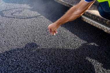 Yapılan işin kalitesi, siyah asfalt yol yatağı, yeni bir yol, asfalt, çakıl, açık hava