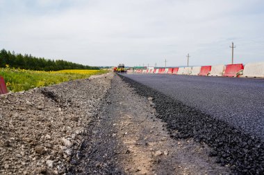 Yeni asfalt döşeme, yol onarımı, otoyollar, yol çalışmaları, çakıl taşları, koruyucu çitler, işaretleme, uzaklığa gitmek, eski ve yeni insanlar olmadan.