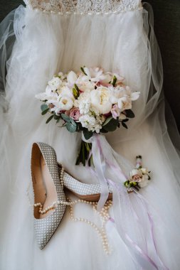 Gelinin düğün buketi, boho tarzı, açık hava, kuru çiçekler.