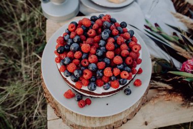 Böğürtlen, ahududu, yabanmersini, yaban mersini tatlısı ile süslenmiş düğün pastası