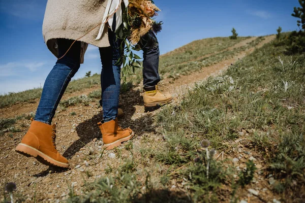 Cuatro patas, zapatos de senderismo, caminar por la carretera de montaña, zapatos de trekking, al aire libre, al aire libre, par — Foto de Stock