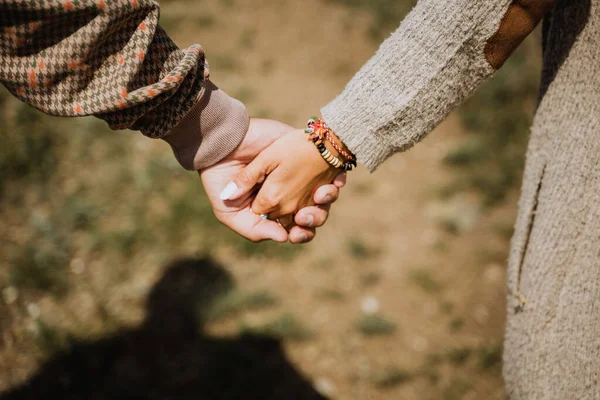 Hombre y mujer tomándose de las manos, de cerca, en la naturaleza, al aire libre, abrazos, ternura — Foto de Stock