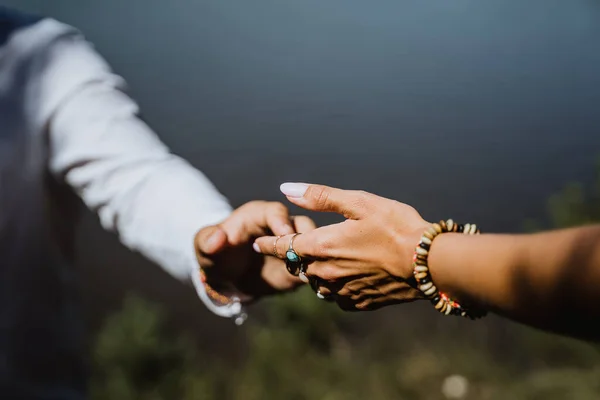 Hombre y mujer tomándose de las manos, de cerca, en la naturaleza, al aire libre, abrazos, ternura — Foto de Stock