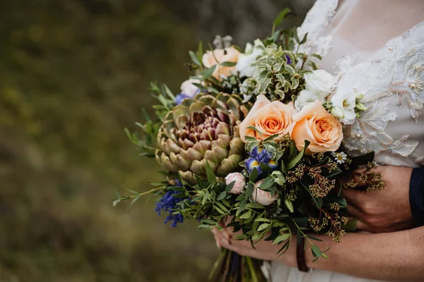 Gelinin Düğün Buketi Boho Tarzı Açık Hava Kuru Çiçekler — Stok fotoğraf