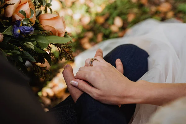 Hombre Una Mujer Toman Mano Anillo Bodas Dedo Recién Casados — Foto de Stock