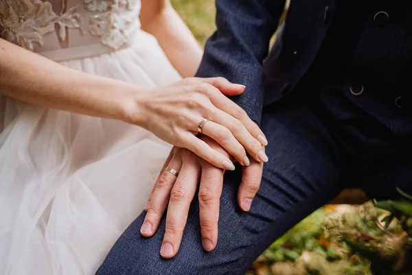 Homem Uma Mulher Seguram Mão Outro Anel Casamento Dedo Recém — Fotografia de Stock