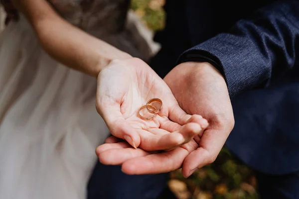 Hombre Una Mujer Toman Mano Anillo Bodas Dedo Recién Casados — Foto de Stock