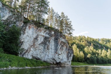 Nehirde yaz günü kayalık kıyılar, mavi gökyüzü, dağlar, orman, manzara, nehir yapay zekası