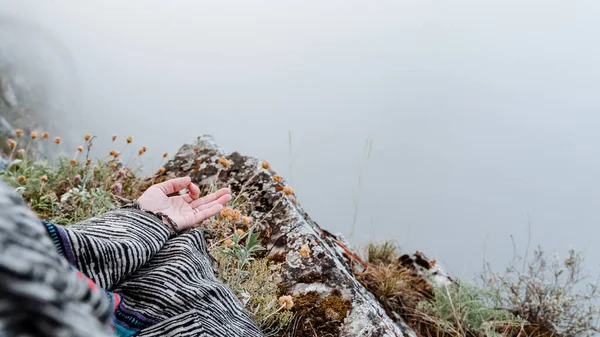 Dedos Doblados Mudra Sobre Fondo Montañas Niebla Estado Paz Tranquilidad — Foto de Stock