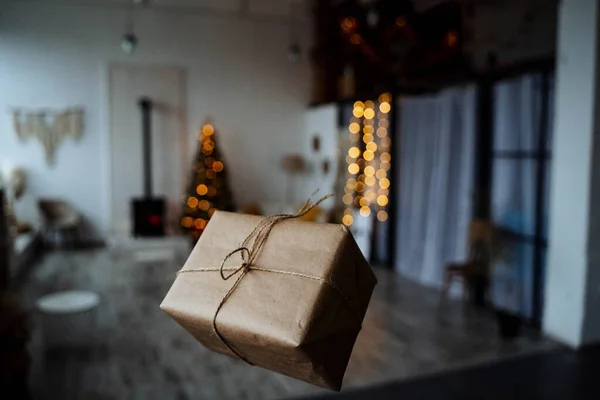 İçi mavi bir duvarla çevrili Noel yüzüğü, evde Noel dekorasyonu, hediyeli kutular, tatil atmosferi.