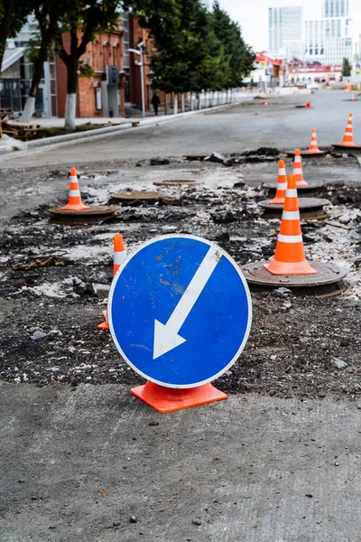 Señal Tráfico Una Flecha Blanca Sobre Fondo Azul Indica Camino — Foto de Stock