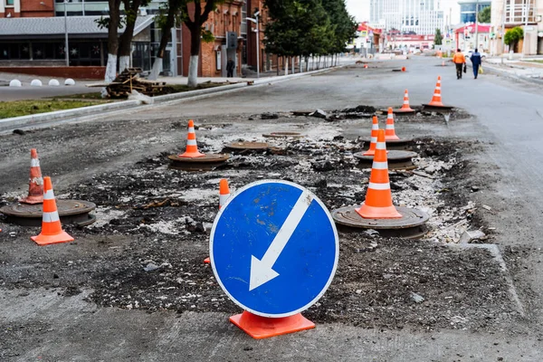 Señal Tráfico Una Flecha Blanca Sobre Fondo Azul Indica Camino — Foto de Stock