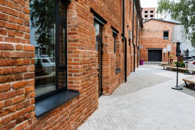 Kaldırıma yakın bir çöp yığını, şehirdeki yola atılan plastik çöpler.