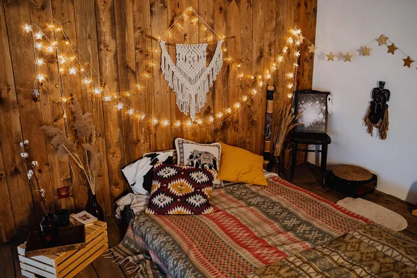 木製のスタイルで2階のロフトルームには 暖かい色 インテリアデザイン 床にベッド 寝るための居心地の良い場所 — ストック写真