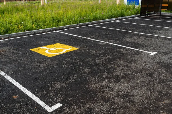 Una Señal Amarilla Asfalto Muestra Lugar Estacionamiento Para Personas Con —  Fotos de Stock