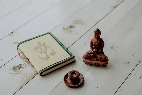Kahverengi seramik Buda heykelciği, yoga temalı özellikler, yoga derslerini kaydetmek için bir günlük, barış ve sükunetin sembolü, Zen