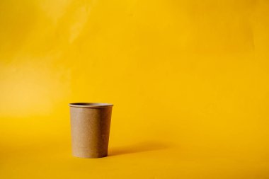 Renkli arka planda bir kutu boya, yeşil, tatlı mısır gölgeleri bir kutu boya, üst görünüm, minimalizm konsepti, sarı arka planda nesne yakın plan