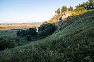 Sabah erken saatlerde, güneş dağdan doğar, yeşil orman, Rusya 'nın doğası, Bashkortostan mavi gölü çevresi