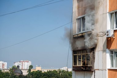 çok katlı bir binanın balkonunda yangın, siyah duman bulutları, apartman dumanı, konut binasındaki yangını söndürme, yangın çıkışı, acil durum, yangın, yangın, yangın, ev yangını