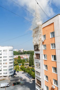 çok katlı bir binanın balkonunda yangın, siyah duman bulutları, apartman dumanı, konut binasındaki yangını söndürme, yangın çıkışı, acil durum, yangın, yangın, yangın, ev yangını