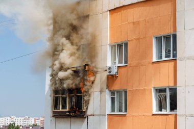 çok katlı bir binanın balkonunda yangın, siyah duman bulutları, apartman dumanı, konut binasındaki yangını söndürme, yangın çıkışı, acil durum, yangın, yangın, yangın, ev yangını