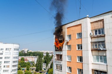 çok katlı bir binanın balkonunda yangın, siyah duman bulutları, apartman dumanı, konut binasındaki yangını söndürme, yangın çıkışı, acil durum, yangın, yangın, yangın, ev yangını