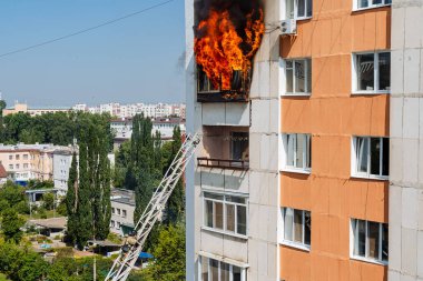 çok katlı bir binanın balkonunda yangın, siyah duman bulutları, apartman dumanı, konut binasındaki yangını söndürme, yangın çıkışı, acil durum, yangın, yangın, yangın, ev yangını