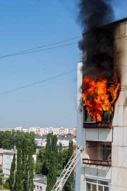 çok katlı bir binanın balkonunda yangın, siyah duman bulutları, apartman dumanı, konut binasındaki yangını söndürme, yangın çıkışı, acil durum, yangın, yangın, yangın, ev yangını