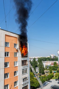 çok katlı bir binanın balkonunda yangın, siyah duman bulutları, apartman dumanı, konut binasındaki yangını söndürme, yangın çıkışı, acil durum, yangın, yangın, yangın, ev yangını