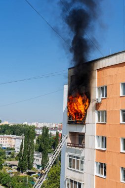 çok katlı bir binanın balkonunda yangın, siyah duman bulutları, apartman dumanı, konut binasındaki yangını söndürme, yangın çıkışı, acil durum, yangın, yangın, yangın, ev yangını