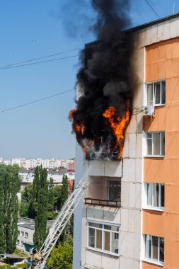 çok katlı bir binanın balkonunda yangın, siyah duman bulutları, apartman dumanı, konut binasındaki yangını söndürme, yangın çıkışı, acil durum, yangın, yangın, yangın, ev yangını