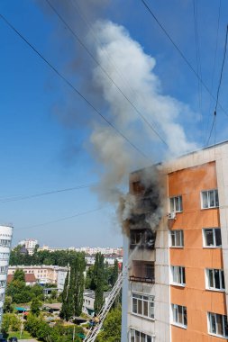çok katlı bir binanın balkonunda yangın, siyah duman bulutları, apartman dumanı, konut binasındaki yangını söndürme, yangın çıkışı, acil durum, yangın, yangın, yangın, ev yangını