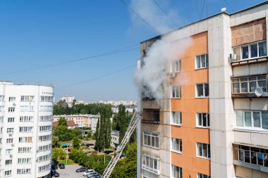 çok katlı bir binanın balkonunda yangın, siyah duman bulutları, apartman dumanı, konut binasındaki yangını söndürme, yangın çıkışı, acil durum, yangın, yangın, yangın, ev yangını