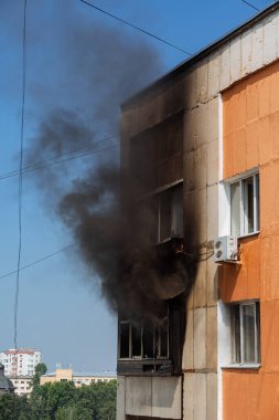 çok katlı bir binanın balkonunda yangın, siyah duman bulutları, apartman dumanı, konut binasındaki yangını söndürme, yangın çıkışı, acil durum, yangın, yangın, yangın, ev yangını