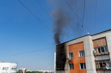 çok katlı bir binanın balkonunda yangın, siyah duman bulutları, apartman dumanı, konut binasındaki yangını söndürme, yangın çıkışı, acil durum, yangın, yangın, yangın, ev yangını