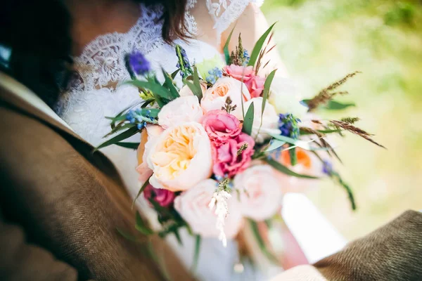 Buquê Noiva Segure Buquê Casamento Sua Mão Fitas Cetim Adornam — Fotografia de Stock