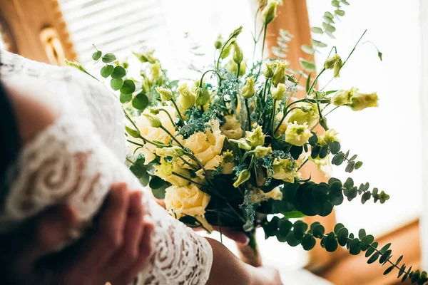 Buquê Noiva Segure Buquê Casamento Sua Mão Fitas Cetim Adornam — Fotografia de Stock