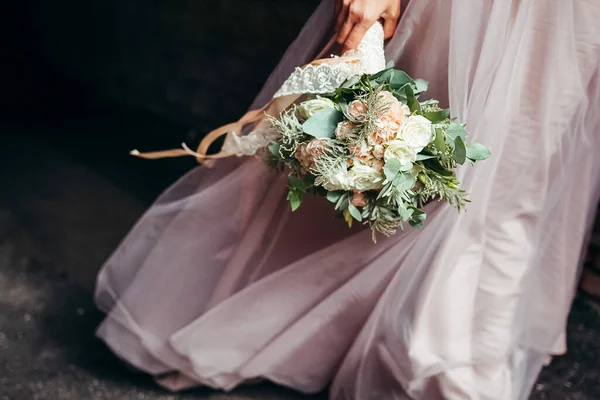 Buquê Noiva Segure Buquê Casamento Sua Mão Fitas Cetim Adornam — Fotografia de Stock