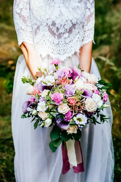 Buquê Noiva Segure Buquê Casamento Sua Mão Fitas Cetim Adornam — Fotografia de Stock