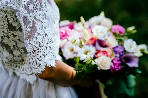 Buquê Noiva Segure Buquê Casamento Sua Mão Fitas Cetim Adornam — Fotografia de Stock