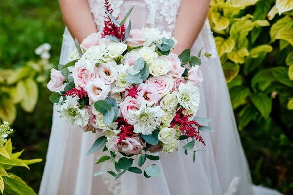 ブライダルブーケ あなたの手で結婚式の花束を保持し サテンリボンは花嫁のドレス 花屋によって作られた新鮮な花 花の香りの背景に バラの結婚式の花束を飾る — ストック写真