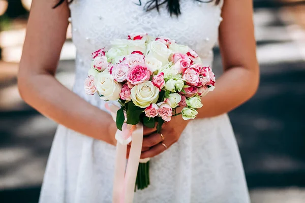 Bouquet Mariée Tenez Bouquet Mariage Main Des Rubans Satin Ornent — Photo