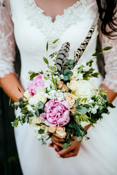 Buquê Noiva Segure Buquê Casamento Sua Mão Fitas Cetim Adornam — Fotografia de Stock