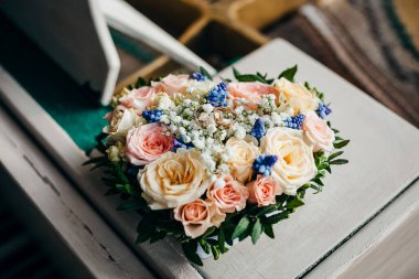 Alyans, iki alyans, düğün niteliklerinin makro fotoğrafları.