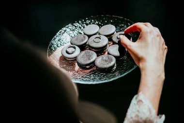 Alyans, iki alyans, düğün niteliklerinin makro fotoğrafları.