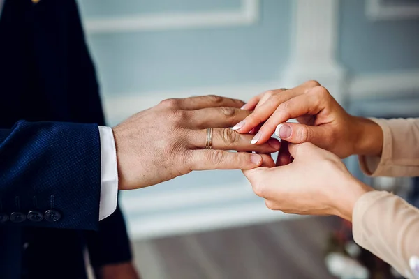 Hombre Una Mujer Acercan Uno Otro Dos Personas Cogidas Mano — Foto de Stock